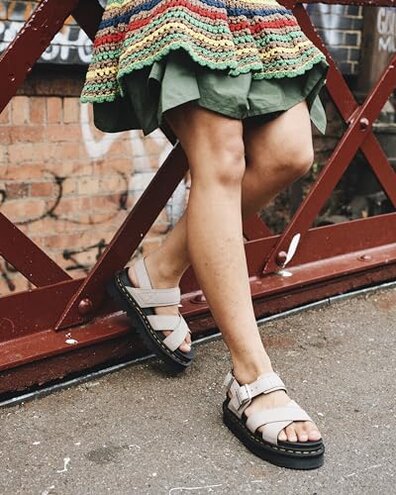 Dr. Martens Unisex Voss II, Vintage Taupe Pisa, 8 Women/7 Men