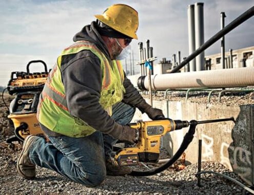 DEWALT Heated Jacket DCHJ067B-L - Battery Life & Cold-Weather Suitability Review